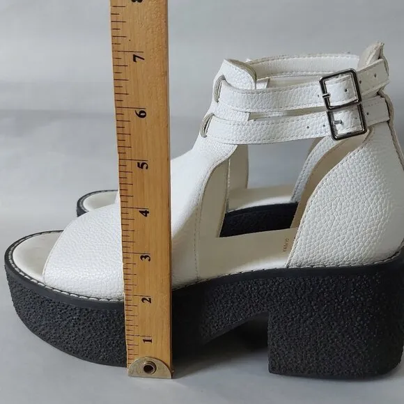 Oasis Society Platform Strapped Sandals Size 8.5 White Leather Edgy Chunky Heel