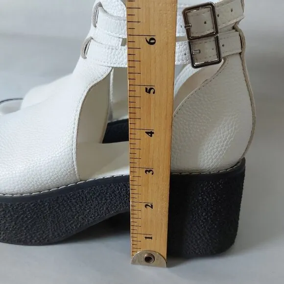 Oasis Society Platform Strapped Sandals Size 8.5 White Leather Edgy Chunky Heel