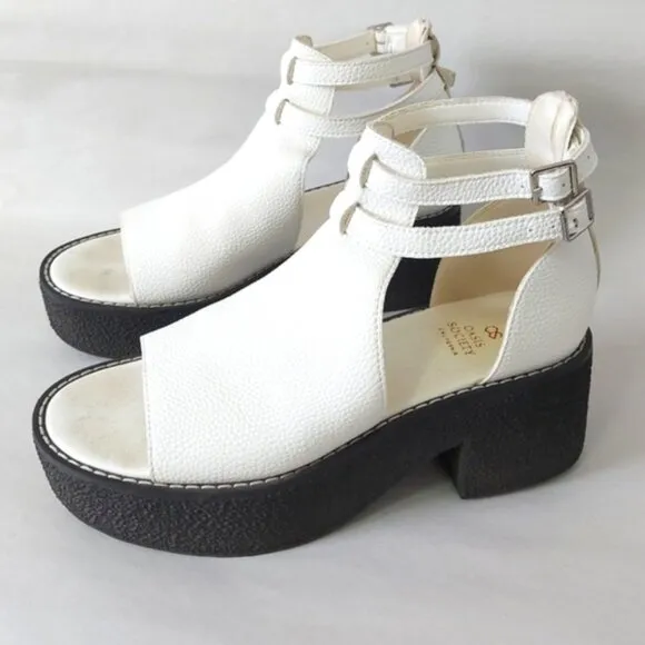 Oasis Society Platform Strapped Sandals Size 8.5 White Leather Edgy Chunky Heel