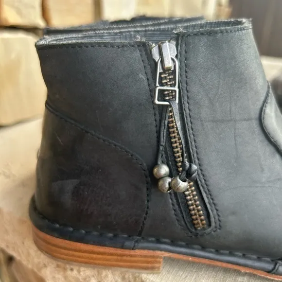 Olukai KAONA II black matte leather bootie’s w/ side zip Sz-7.5.  F