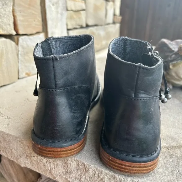 Olukai KAONA II black matte leather bootie’s w/ side zip Sz-7.5.  F