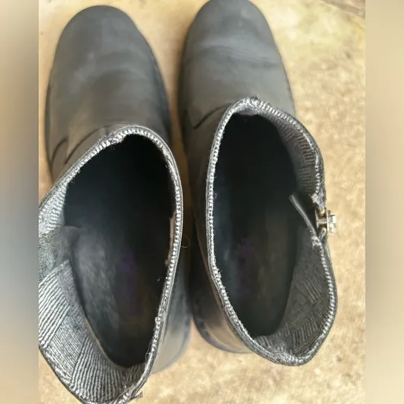 Olukai KAONA II black matte leather bootie’s w/ side zip Sz-7.5.  F