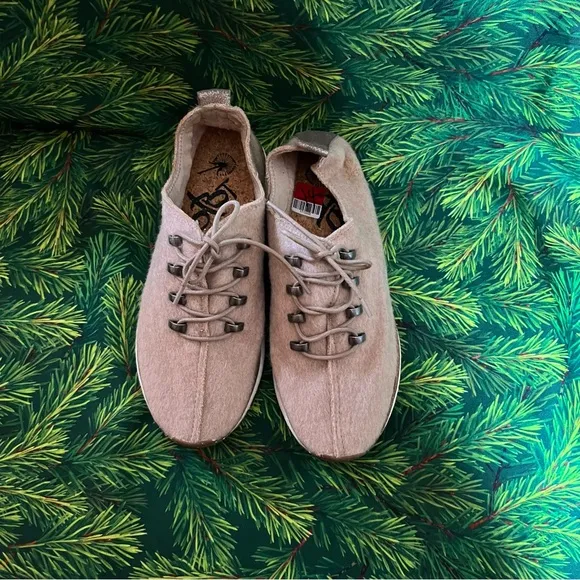 OTBT Courier Platform Sneaker, beige, NWOT, size 9.5