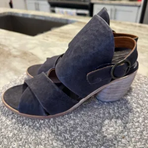 P. Monjo Navy Leather Chunky Heel Sandals - Women’s 39