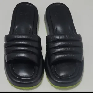 P448 Fergie Black Slipons
