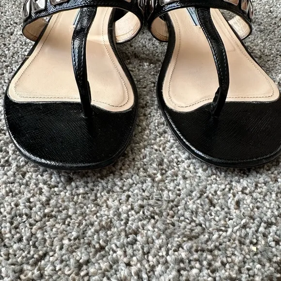 Prada vernice 3 patent leather T-Strap sandals are a size 37.
