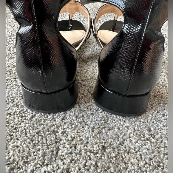 Prada vernice 3 patent leather T-Strap sandals are a size 37.