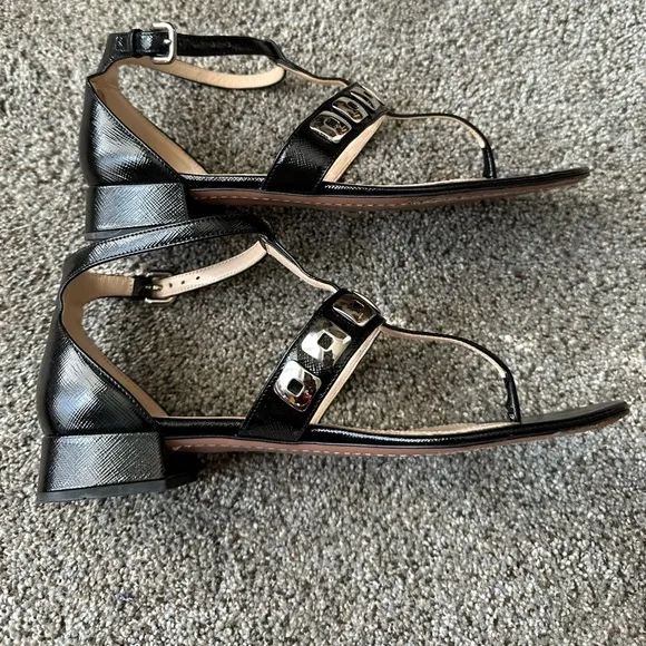 Prada vernice 3 patent leather T-Strap sandals are a size 37.