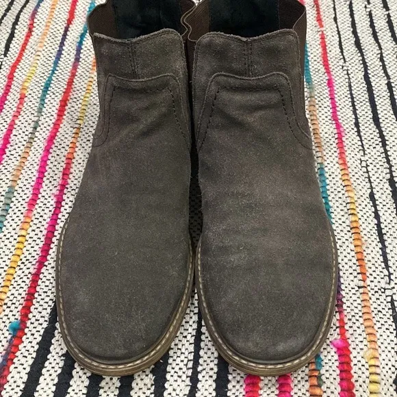 Public Opinion Chelsea Style Boot Size Men’s size 8 Brown Suede