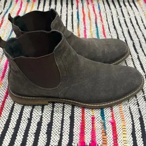 Public Opinion Chelsea Style Boot Size Men’s size 8 Brown Suede