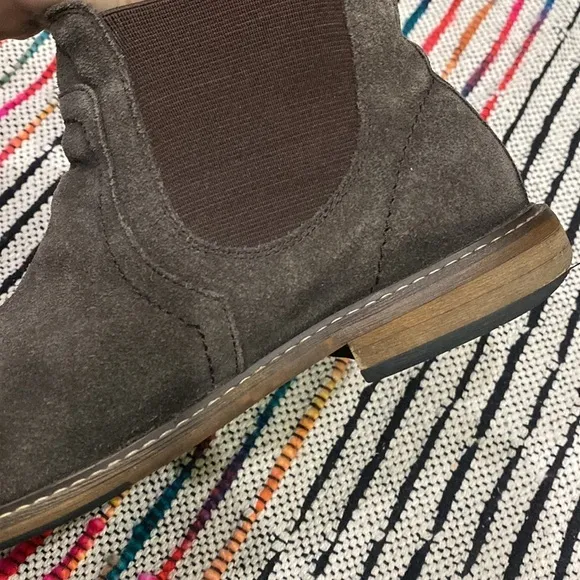 Public Opinion Chelsea Style Boot Size Men’s size 8 Brown Suede