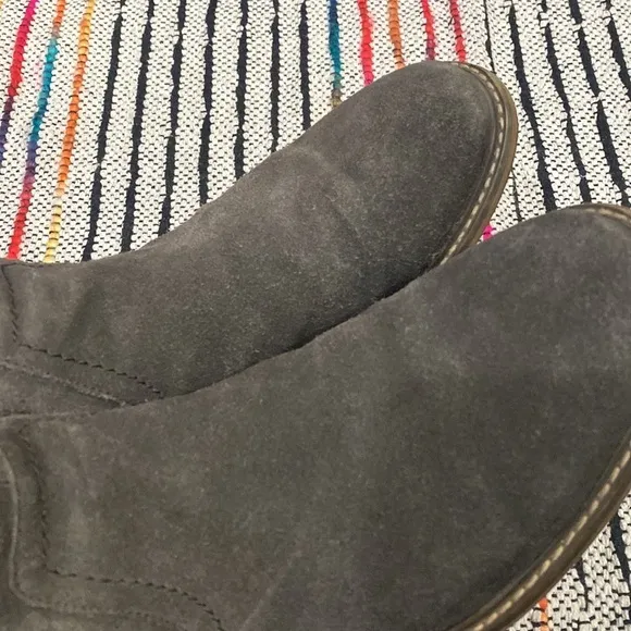 Public Opinion Chelsea Style Boot Size Men’s size 8 Brown Suede