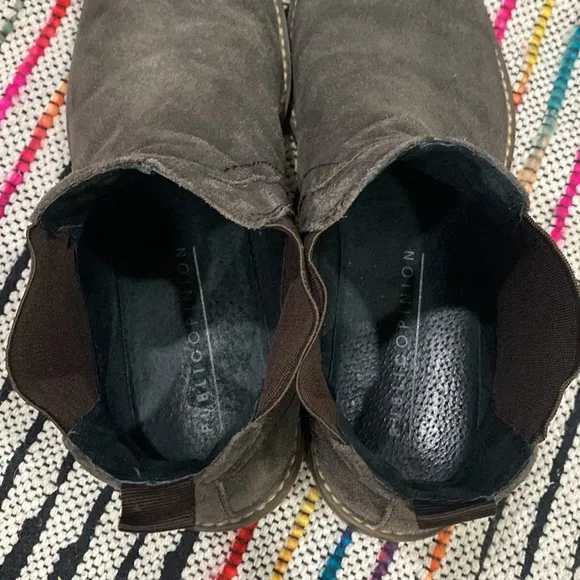 Public Opinion Chelsea Style Boot Size Men’s size 8 Brown Suede