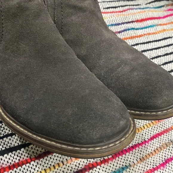 Public Opinion Chelsea Style Boot Size Men’s size 8 Brown Suede
