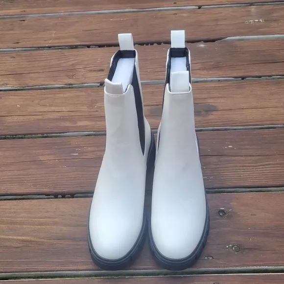 Qupid White Chelsea Lug Sole Pull On Boots