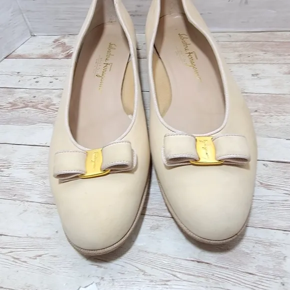 Salvatore Ferragamo Bow Flats In Cream Nappa Leather US W 11.5 B