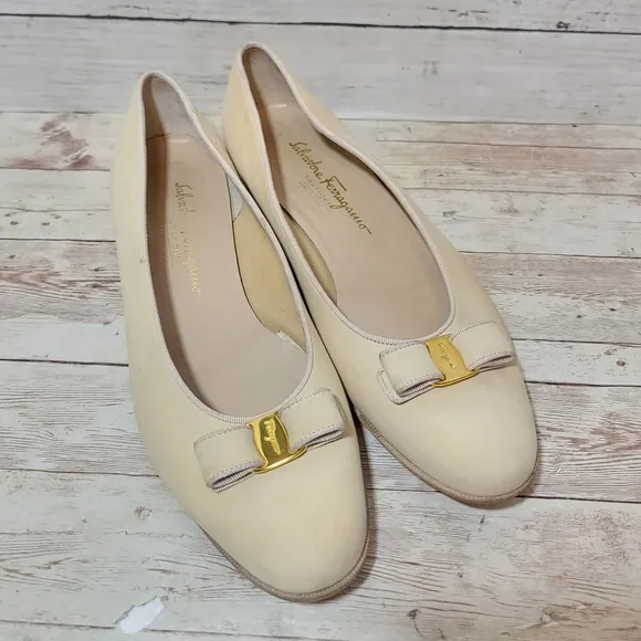 Salvatore Ferragamo Bow Flats In Cream Nappa Leather US W 11.5 B