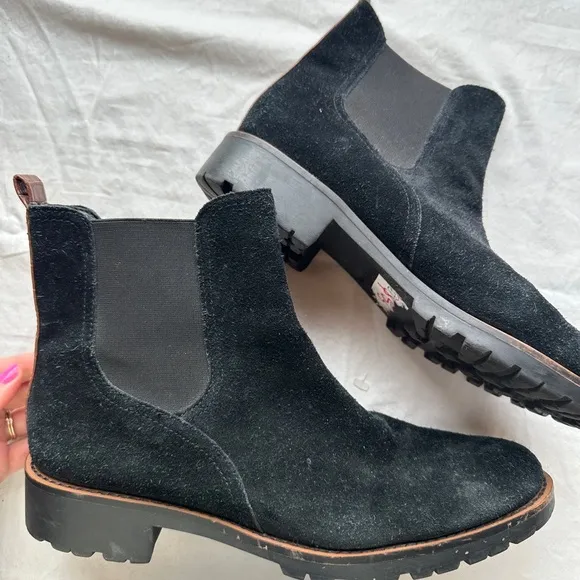 Sam Edelman genuine leather all weather winter Chelsea boot lugge rubber sole