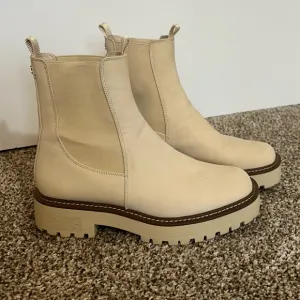 Sam Edelman Laguna Banana Cream Leather Chelsea Moto Rounded Toe Pull On Boots