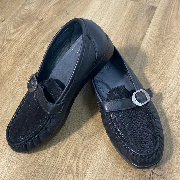 SAS Lara Comfort Black Leather Loafers size 8WW with buckle detail