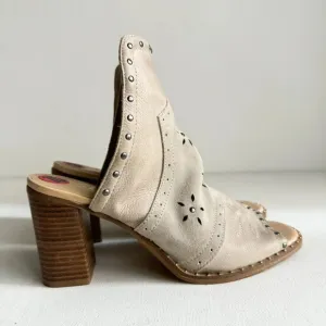 Sbicca Vintage Collection Suede Leather Light Beige Studded Slides 10