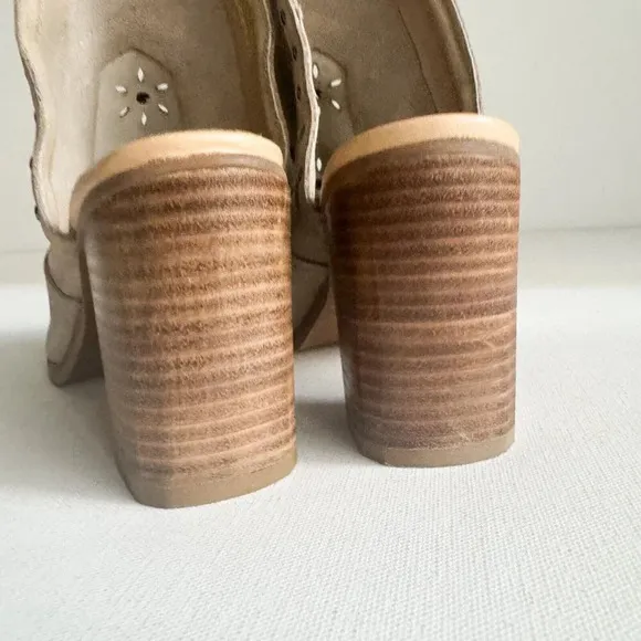 Sbicca Vintage Collection Suede Leather Light Beige Studded Slides 10