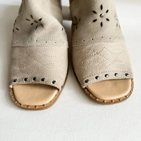 Sbicca Vintage Collection Suede Leather Light Beige Studded Slides 10