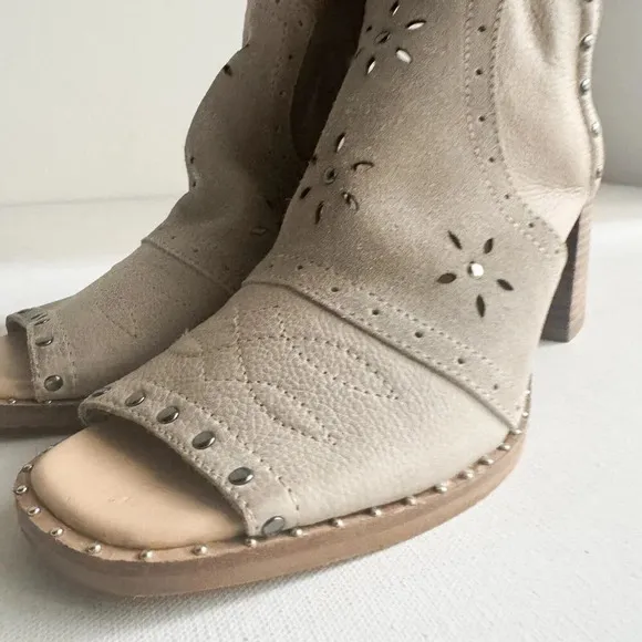 Sbicca Vintage Collection Suede Leather Light Beige Studded Slides 10