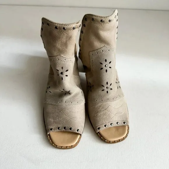 Sbicca Vintage Collection Suede Leather Light Beige Studded Slides 10