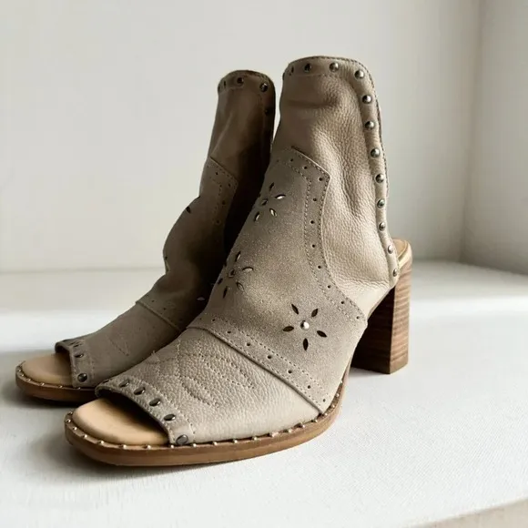 Sbicca Vintage Collection Suede Leather Light Beige Studded Slides 10