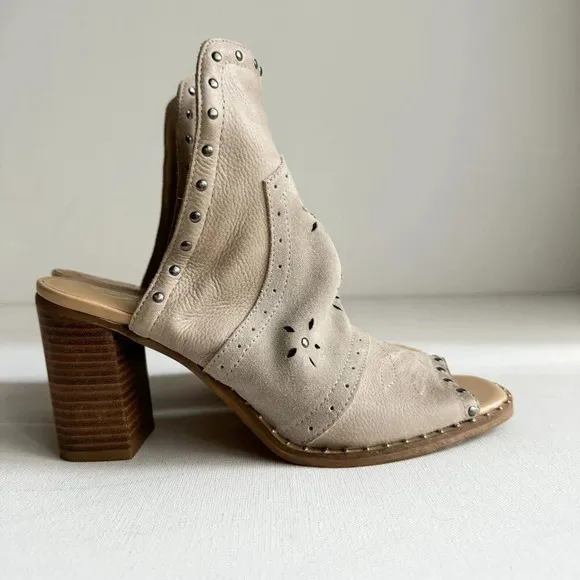 Sbicca Vintage Collection Suede Leather Light Beige Studded Slides 10