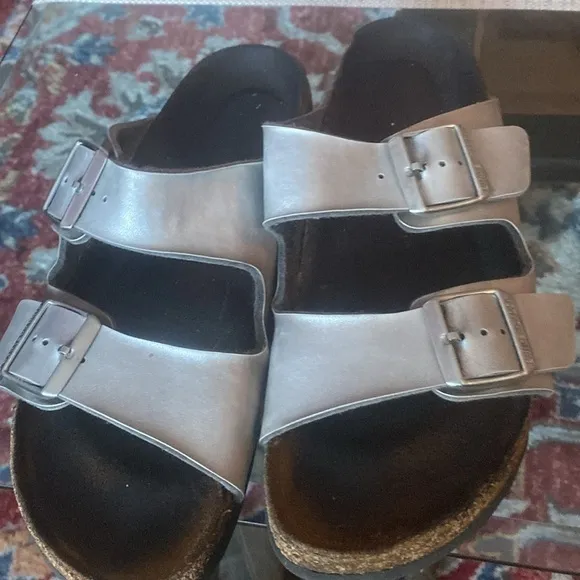😎SILVER Birkenstock Arizona Sandals, sanitized measured, 11 inches long.