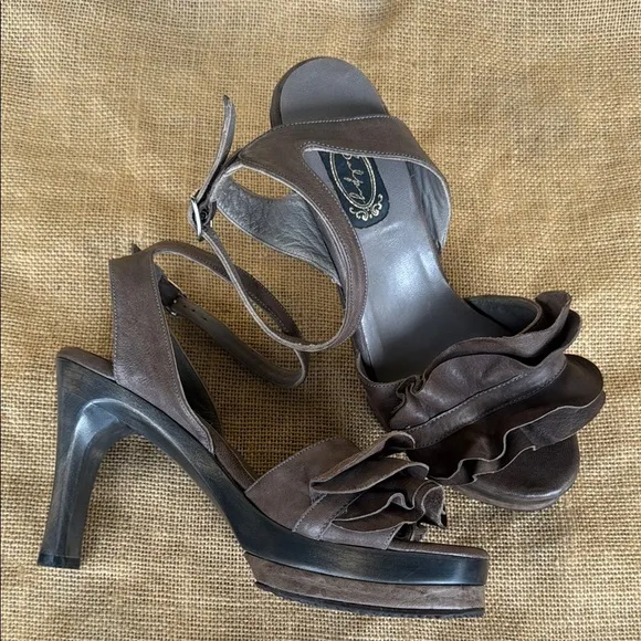 Slapy Leather Ruffle Brown Leather Women's Sandals Size 5