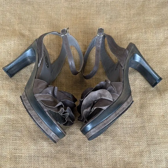 Slapy Leather Ruffle Brown Leather Women's Sandals Size 5