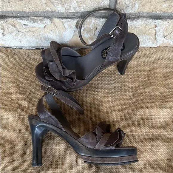 Slapy Leather Ruffle Brown Leather Women's Sandals Size 5