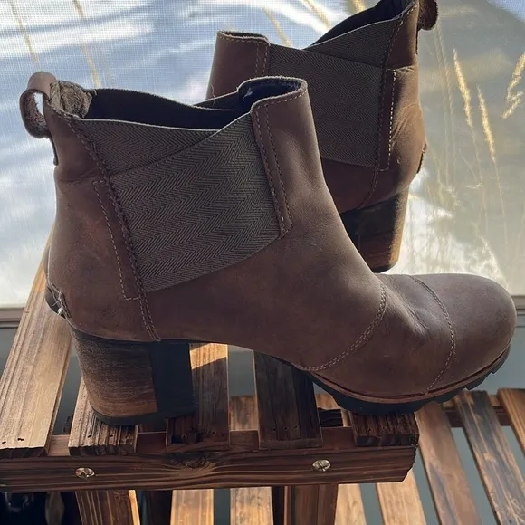 Sorel Addington Heeled Chelsea Boots Size 9