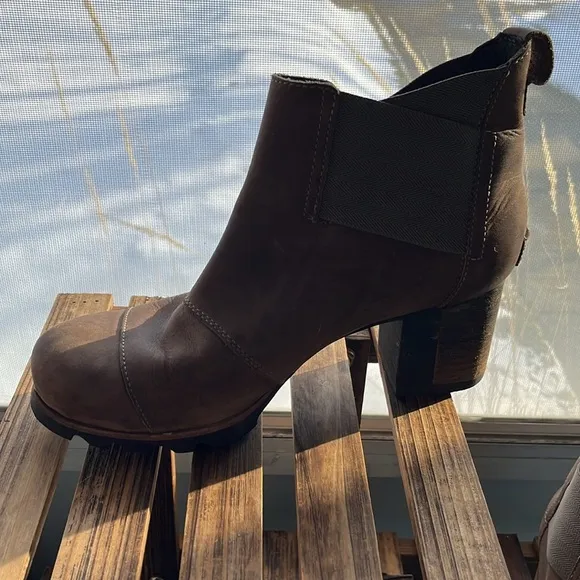 Sorel Addington Heeled Chelsea Boots Size 9