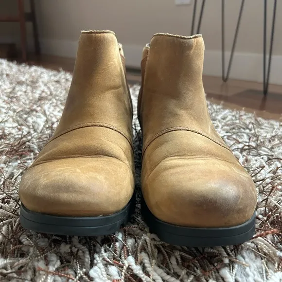 Sorel Emelie Chelsea Boots Size 8 Tan
