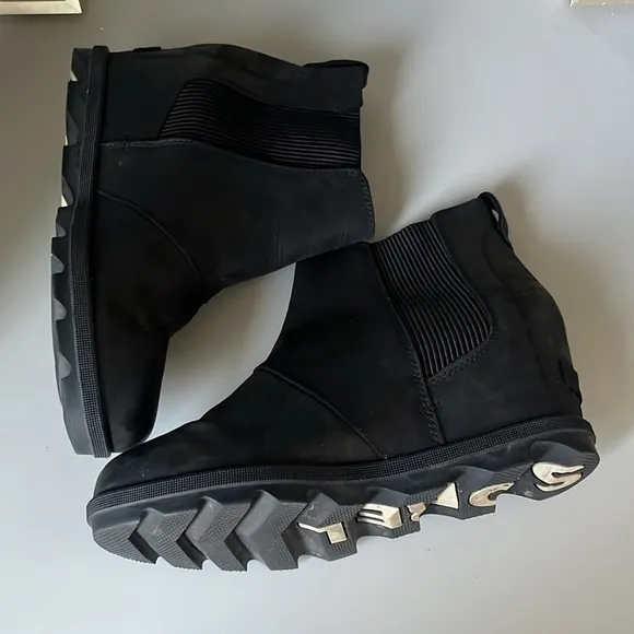 Sorel Joan of Arctic Wedge Chelsea Black Boots Size 10.5