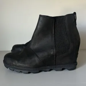 Sorel Joan of Arctic Wedge Chelsea Black Boots Size 10.5