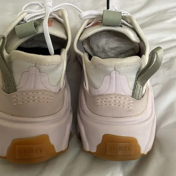 Sorel Kinetic Breaktru Day Sneakers in White&amp;Pink Size- 9.5 NWOB