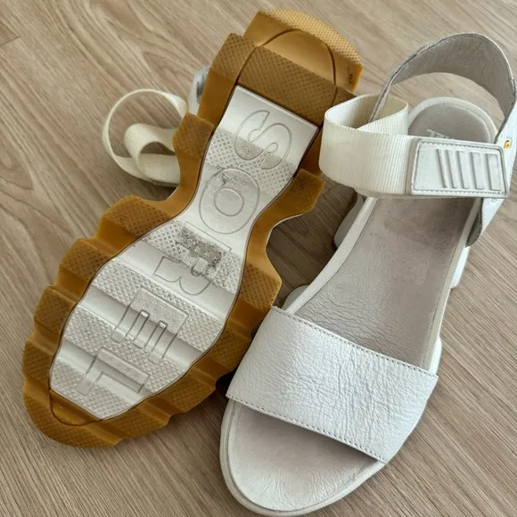 Sorel kinetic sandals leather