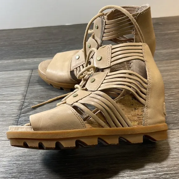 Sorel tan leather sandals woman’s 5.5 (f141)