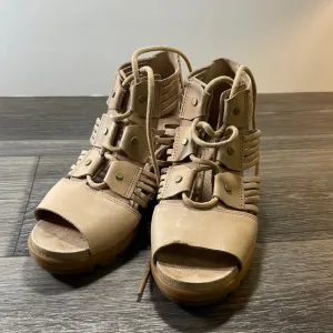 Sorel tan leather sandals woman’s 5.5 (f141)