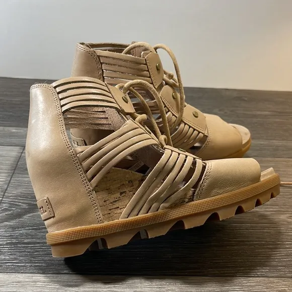 Sorel tan leather sandals woman’s 5.5 (f141)