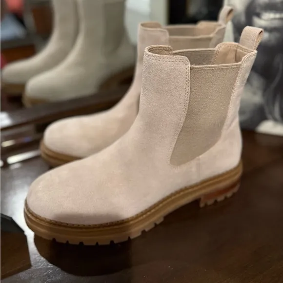 Steve Madden Chelsea Bootie Beige/Tan Suede SZ 11 NEW IN BOX