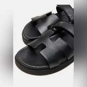 STEVE MADDEN MAYVEN BLACK LEATHER SLIDES. SIZE 6.5
