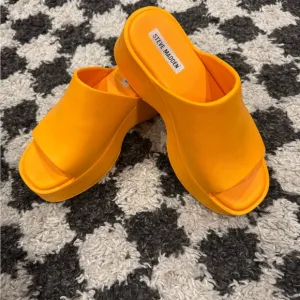 Steve Madden Orange Platform Slides-worn once 4 some photos🧡EXCELLENT CONDITION
