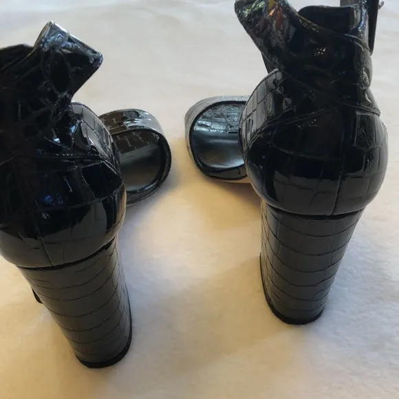 Stuart Weitzman Chunky Black Embossed Sandals. Size 7.5.