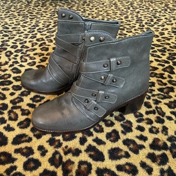 Stuart Weitzman Leather Studded Ankle Boots Gray Size 6